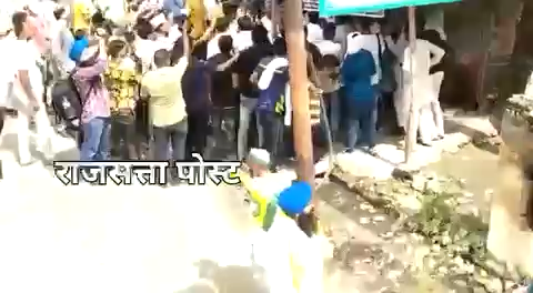 किसान महापंचायत कि एक और विडियो सामने आई है जहाँ उपद्रवियों द्वारा आजतक की पत्रकार चित्रा त्रिपाठी के साथ बदसलुकी कि गई..!
#चित्रा_त्रिपाठी
#किसान_महापंचायत
#राकेश_टिकैत