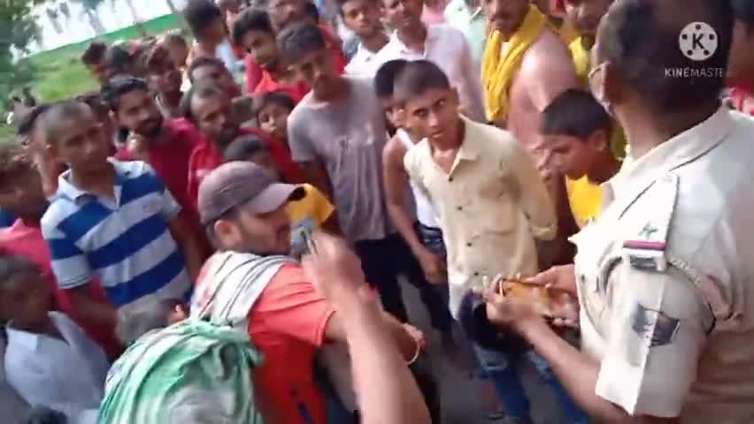 #katesar : कटेसर बुज़ुर्ग में बाइक चोर का हुवा एक्सीडेंट तो चोर पकड़ा गया चोर की हालत गंभीर बताया जा रही है......