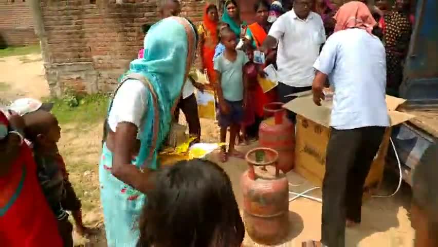 अभिषेक भारत गैस ग्रामीण वितरक के द्वारा प्रधानमंत्री उज्ज्वला योजना के तहत दिया गया सिलेंडर चूल्हा पुरा सेट। #उज्जवला#
