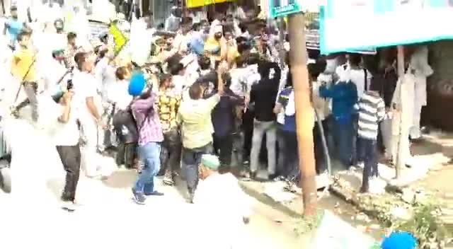 जब आप TV पर दिन-रात जहर परोसते है,
तो सड़कों पर आपको विरोध झेलना ही पड़ेगा।

#आजतक की एंकर#चित्रा_त्रिपाठी को किसानों ने