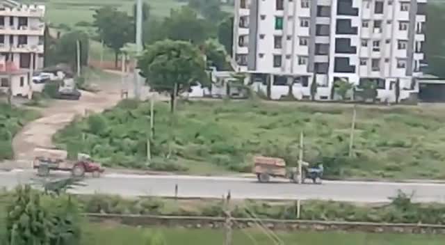 गिर्वा: पत्थरो से भरे ओवरलोडेड ट्रेक्टर एकलिंकपुरा हाईवे रोड से निकलते हुए। अगर कोई जनहानि हुई तो जिम्मेदार कौन?
#Smartcity