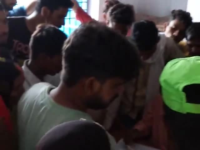 कुदरा: bhadaula me middle school pr covide ka injection lene ke liye juti bhid nii ho rhi social distens.... #pablic_aap #