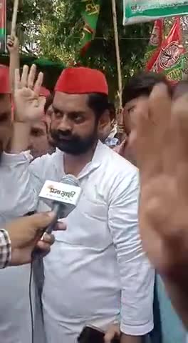 मेरठ: जनता कि #जनसमस्याओं को लेकर समाजवादी पार्टी के नेता #बदर_अली व युवा सेवा समिति के संस्थापक ने डीएम साहब को दिया ज्ञापन