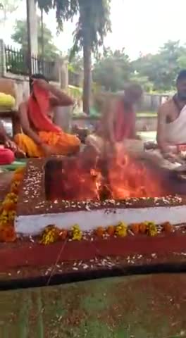 वन्दे देवम उमापतिमं सुरगुरुं वन्दे जगत्कारानाम,
वन्दे पन्नगभूषणं मृग्धरमं वन्दे पशुनां पतिम् ।
वन्दे सूर्या शशांक वह्रींनयन वन्दे मुकुन्द प्रियम
वन्दे भक्तजनाच्क्ष्यम च वरदम् वन्दे शिवम् शंकरम् ।।

#श्रावण_मास  शिव अनुष्ठान पूर्णाहुति नीलकं