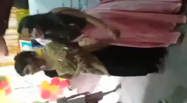 ये वीडियो व तस्वीर Bihar Sharif#शिक्षकदिवस की नालंदा जिले की है, जहाँ बच्चों को शिक्षण संस्थान में आप महानुभाव अपने बच्च