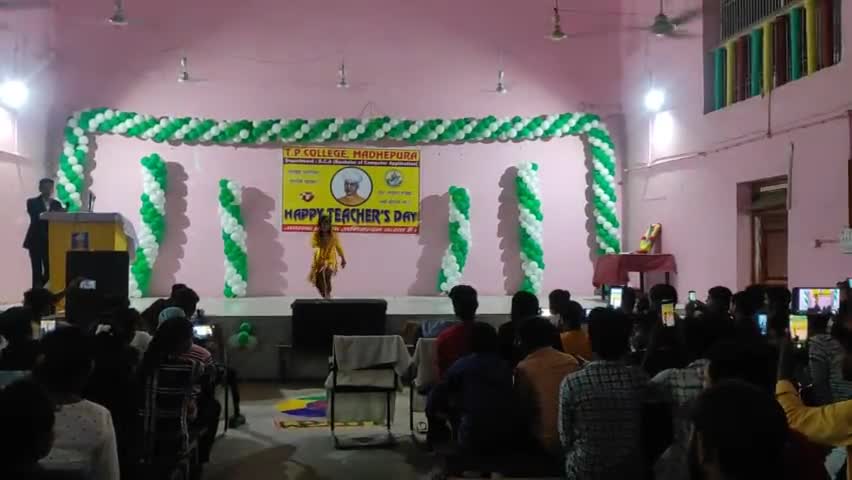मधेपुरा: Tp collage में धुमधाम से मनाया गया शिक्षक दिवस
बच्चो ने बढ चढ़ के लि भाग|



#abp_न्यूज़ #zeerajasthan #aaj_tak