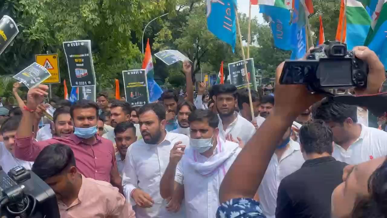 #JEE पेपर लीक मामले को लेकर @nsui ने दिल्ली में केंद्रीय शिक्षा मंत्री के घर के बाहर किया प्रदर्शन
#jee2021exam #jeemains