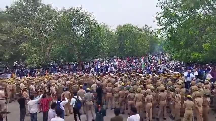 आज ईको #गॉर्डन लखनऊ में 69000 शिक्षक भर्ती महा #घोटाले के खिलाफ चल रहा #महाआंदोलन भीम आर्मी आजाद समाज पार्टी कांशीराम