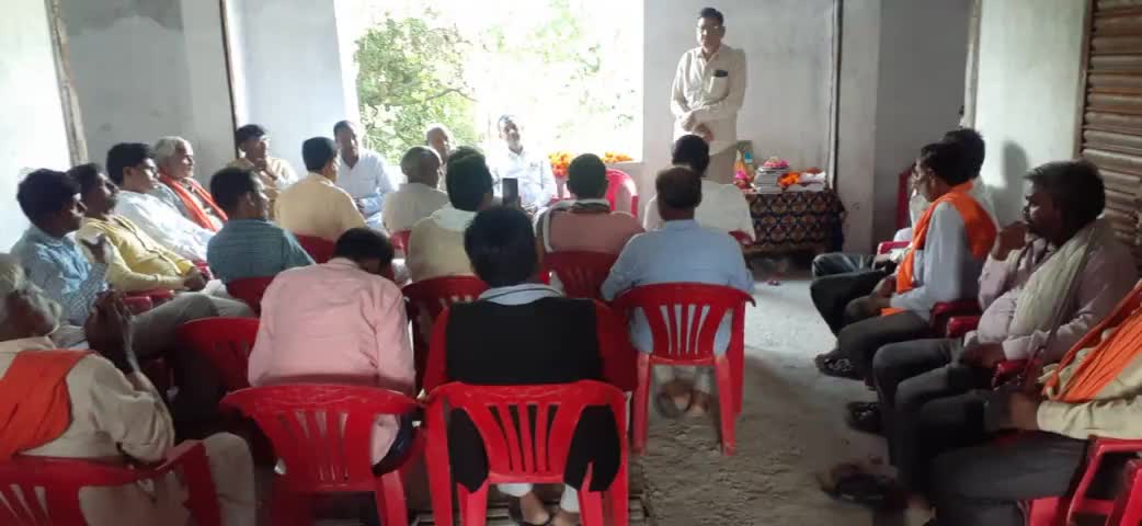 #चरखारी: अखिल भारतीय कुशवाहा महासभा महोबा की ब्लॉक स्तर की बैठक शेकन फाटक मे संपन्न हुई जिसमे मुख्यअतिथि के रूप में मूल चन्द्र कुशवाहा जी चेयरमैन कबरई एवं चरखारी ब्लॉक प्रमुख सीमा कुशवाहा जयराम रहे
