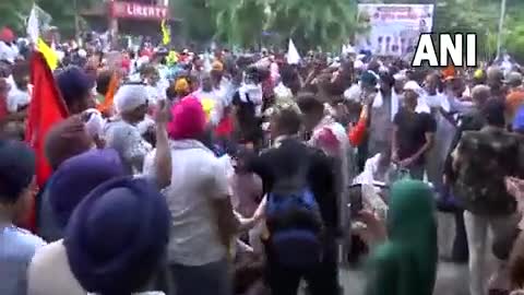 #WATCH हरियाणा: प्रदर्शनकारी किसानों ने करनाल में मिनी सचिवालय का घेराव किया। 
#kisanmajdoorektazinda