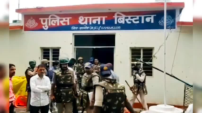 खरगोन गुस्साए आदिवासियों ने थाने पर हमला बोला,3 पुलिसकर्मी घायल,आंसू गैस के गोले छोड़े
#khargone #khargonenews #congress