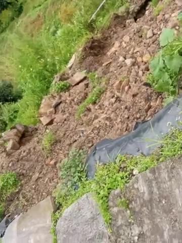 थराली: उत्तराखंड चमोली चमोल थाराली डुग्री आज भारी नुक़सान हुआ है घर के आगे#भूस्खलन