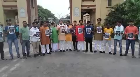 #jee परीक्षा और तमाम परीक्षा में हुए घोटाले को ले कर भाजपा सरकार के खिलाफ और छात्रों के समर्थन में nsui कार्यकर्ताओं द्वारा #BHU के सिंहद्वार पर विरोध प्रदर्शन किया गया।।