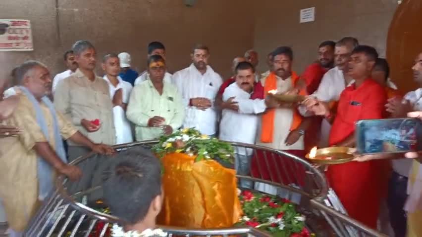 माननीय केन्द्रीय मंत्री श्री #गिरिराजसिंह जी के जन्मोत्सव पर लखीसराय अशोकधाम में बाबा महादेव मंदिर में रूद्राभिषेक कर महादेव से उनके स्वस्थ जीवन, दिर्घायु व निरंतर राष्ट्र के प्रति समर्पण की भावना और ऊंचाइयों को छूने की मंगलकामना किया।