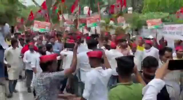 मेरठ: #बदर_अली का #जनसैलाब_डीएम_साहब को दिया ज्ञापन मेरठ शहर की बदहाल सड़कों को लेकर #समाजवादी के नेता #बदर_अली उतरे मैदान में