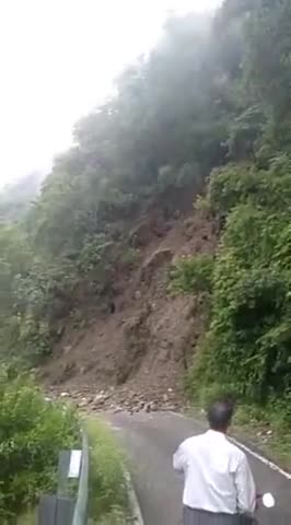 कर्णप्रयाग: कर्णप्रयाग-नैनीसैण मोटर मार्ग पर आईटीआई से कुछ दूरी पर अचानक गिरी चट्टान #karanprayag