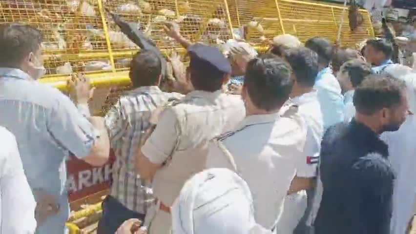 बीजेपी कमल गुप्ता का घेराव दादागुरु ने कहा हमारी कोशिशें जारी रहेंगी क्रांति के बीज बोने उनको पोषित करने की, हमारे दिमाग भी जिंदा हैं जमीर भी, हम जिंदा कौम हैं
#जय_किसान