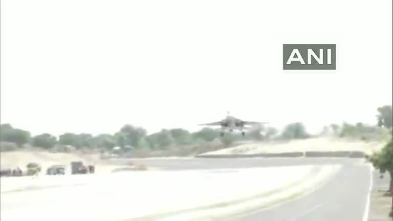 राजस्थान: हाईवे पर पहली बार लैंड किया “सुखोई एयरक्राफ्ट”।
#iaf_mcc 
#iaf