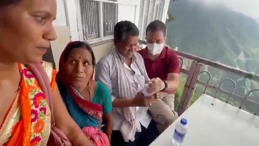 माता के दरबार में पदयात्रा के दौरान श्री Rahul Gandhi जी माँ वैष्णो देवी के भक्तों के साथ।

#RahulVaishnodeviYatra
