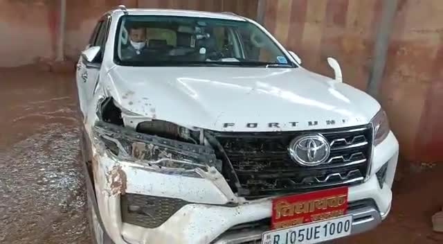 रुदावल से बड़ी खबर..
 विधायक अमर सिंह जाटव बाल बाल बचे 
बेकाबू ट्रैक्टर चालक ने विधायक की गाड़ी को टक्कर मारी #Rudawal