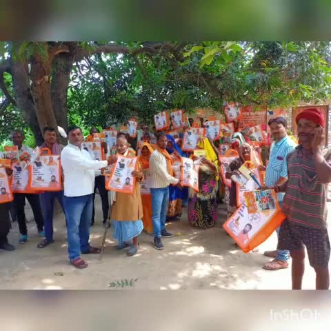 औराई: #औराई:#ग्राम सभा अलमऊ में "प्रधानमंत्री गरीब कल्याण अन्न  योजना" के अंतर्गत बैग एवम किताब वितरण किया गया पं राकेश मिश्र