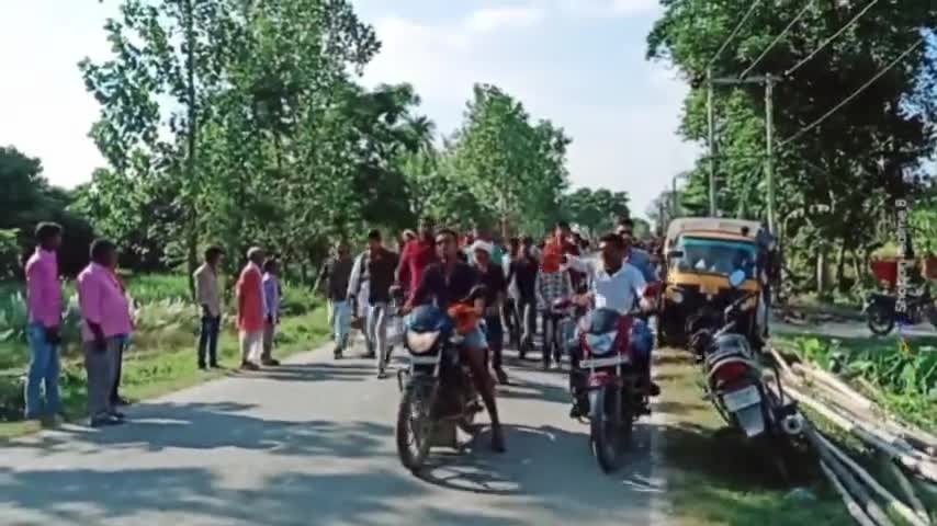तेतरिया: #बुधवार को भावी मुखिया पद के नामांकन में सुबोध गुप्ता के रैली में लोगो की उमरी भीड़ पुलिस प्रशासन के चलते जाम लगनेseबचा