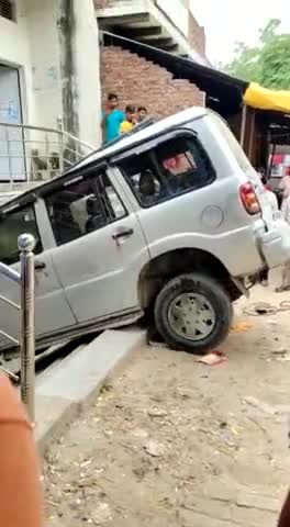 केराकत: त्रिलोचन बाजार में अनियंत्रित स्कोर्पियो घुसी दुकान में,कोई हताहत नही, #Trilochanmahadev #News #newslive