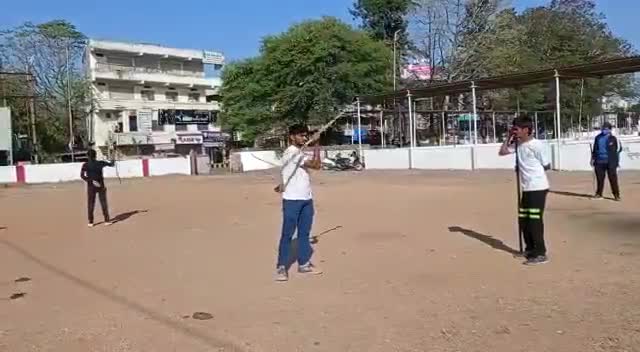 संस्था "वी स्टैंड फाॅर ऑल" के अध्यक्ष फैसल अफरोज कुरैशी एवं ओम प्रजापति द्वारा लड़कियों को लाठी  के गुर सिखाते हुए। #we_stand_for_all #self_defense #policeline #chhindwara #wsfa #news