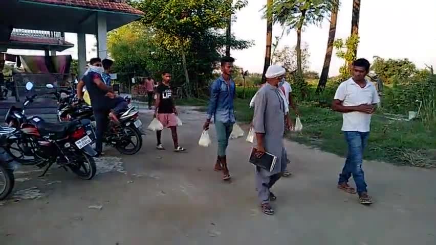 वैशाली: बीमारी से बचाओ के लिए #वैशाली_जिला_परिषद_क्षेत्र_सं०_01के विभिन्न जगहों पर ब्लीचिंग छिर्काओ करते। राजू भाई एवं संजय पाo