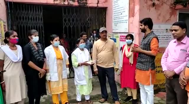 #रामगढ़_बचाओ_संघर्ष_समिति द्वारा पुराने सदर अस्पताल में मिठाई बाट कर मनाया गया "विजय दिवस"