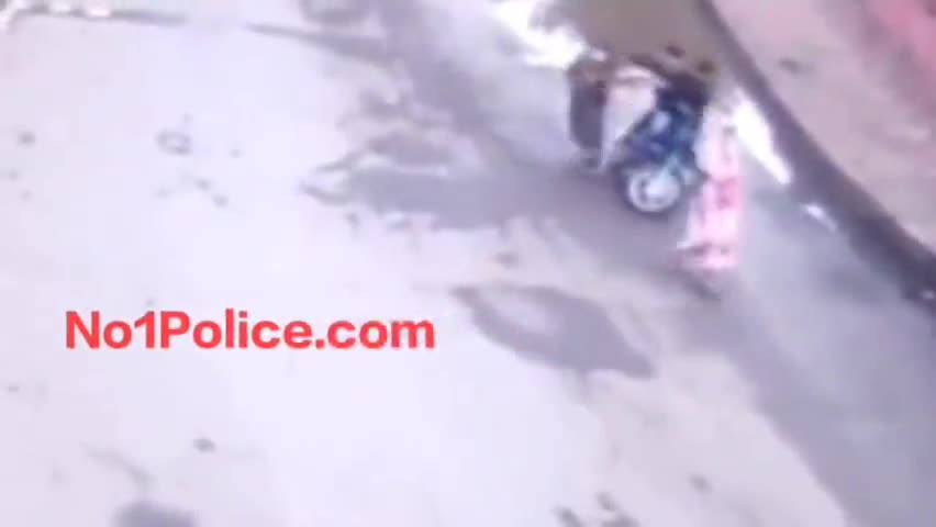 बाइक सवार बदमाशों ने दिनदहाड़े बुजुर्ग महिला का मंगलसूत्र लूटा,घटना CCTV मे कैद
#gwaliorcity #gwalior #gwaliornews #loot
