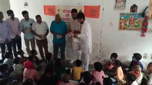 #ABVPमहोबा
#परिषद_की_पाठशाला रूपनगर_चरखारी में निरंतर चलाई जा रही पाठशाला में पाठ्य - पुस्तक सामग्री वितरण की गई पाठशाला में पहुंचे जिला प्रचालक महोबा माननीय सन्तोष, एवं डॉ ओमशंकर जिला संघचालक, अजय शंकर तिवारी जिला संगठन मंत्री ABVPकार्यकरत