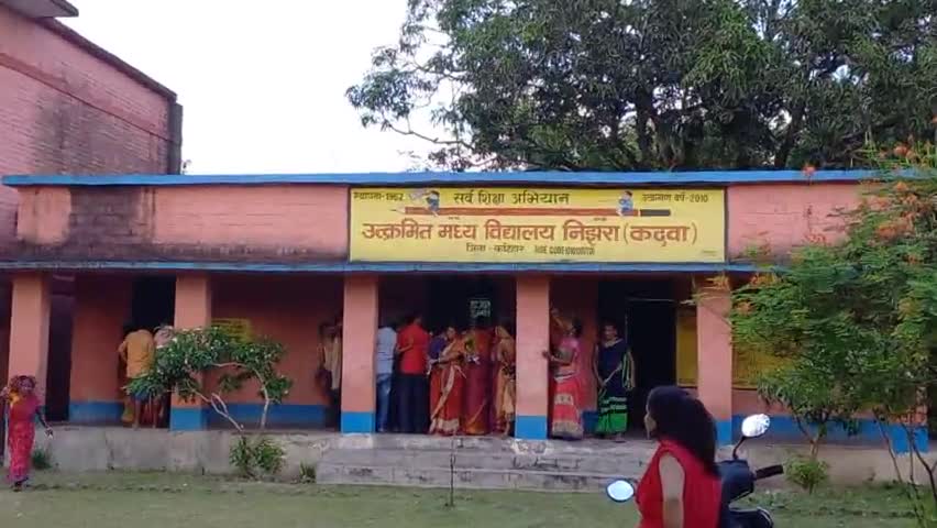 #कदवा :प्रखंड के कटिया  पंचायत वार्ड नंबर 6 में  लगाया जा रहा है करोना का भेकशीन उत्क्रमित मध्य विद्यालय निझरा