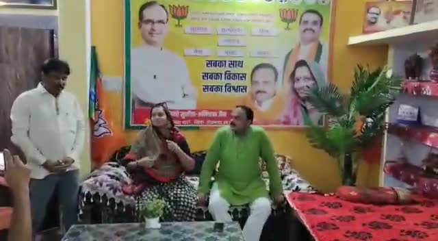 आजाद अध्यापक शिक्षक संघ ने किया सुनीता अमिताभ जैन का सम्मान
अमिताभ जैन ने कलम भेंट कर किया आभार व्यक्त
#celebration