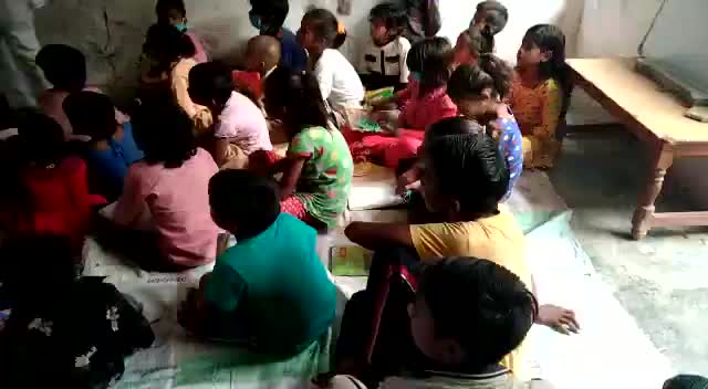 अखिल भारतीय विद्यार्थी परिषद चरखारी नगर के वार्ड रूपनगर मे #एबीवीपी नि:शुल्क #परिषद_की_पाठशाला निरंतर चलाई जा रही पाठशाला में पाठ्य - पुस्तक सामग्री वितरण की गई पाठशाला में पहुंचे जिला प्रचालक महोबा माननीय सन्तोष,एवं डॉ ओमशंकर जिला संघचालक