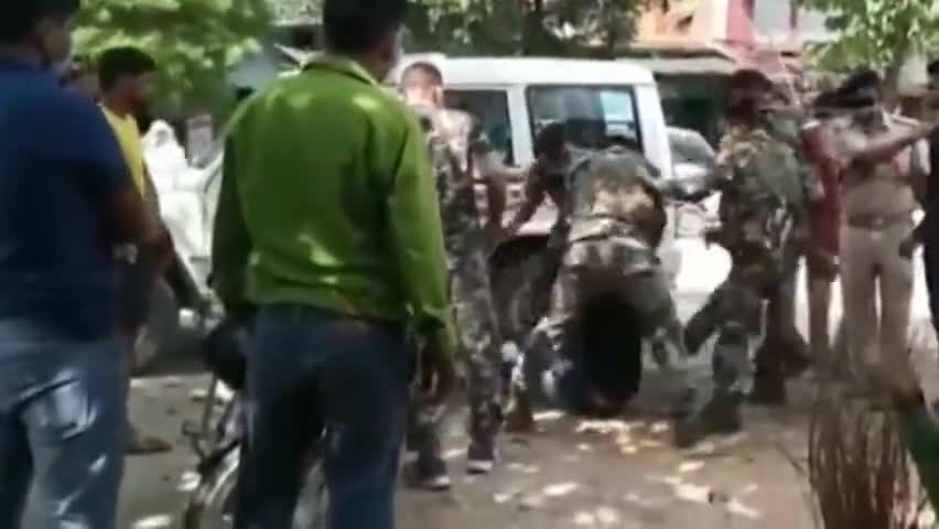 इंडियन आर्मी के जवान पर झारखंड पुलिस का हमला, देखें लाइव वीडियो।
#makeout #makeout #news #news18 #news24