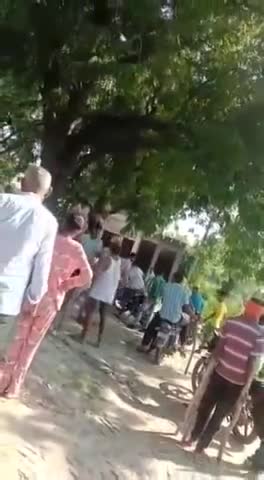 दबंगो के हौसले #बुलंद, खुलेआम लाठी डंडे लेकर धमकी देने का #वीडियो हुआ वायरल , 
#लालगंज कोतवाली क्षेत्र के कैली गांव का म
