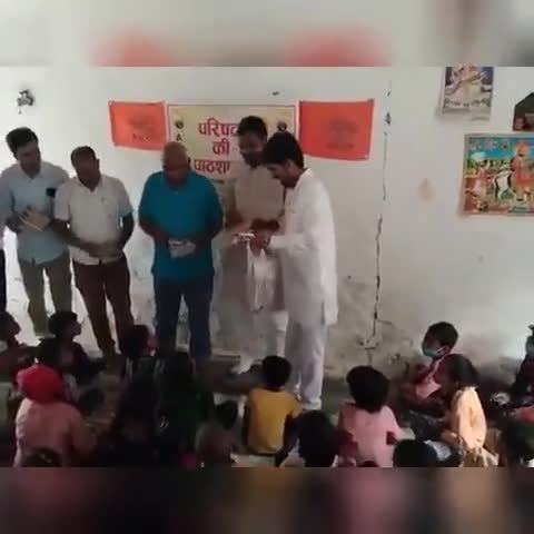 #ABVPMAHOBA
#परिषद_की_पाठशाला रूपनगर_चरखारी में निरंतर चलाई जा रही पाठशाला में पाठ्य - पुस्तक सामग्री वितरण की गई जिसमें मुख्य रूप से माननीय सन्तोष जी भाईसाहब जिला प्रचारक एवं एबीवीपी कार्यकर्ता मौजूद रहे