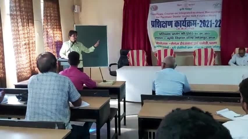 हेड केभीके, भोजपुर डॉ दिवेदी #धान #गेहूँ तथा #दलहन फसल प्रणाली के लिए आवश्यक #पोषक तत्व प्रबंधन की जानकारी दे रहे हैं।