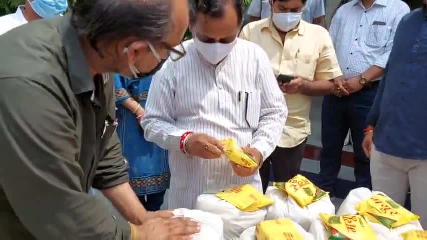 ब्रह्मपुरी #EDMC स्कूल में पढ़ने वाले छात्रों के अभिभावकों को "सूखा राशन" वितरित व स्कूल परिसर का निरीक्षण किया।
