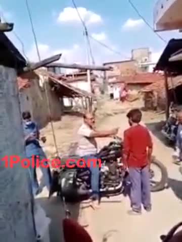 बैतूल अवैध शराब बेचने वाले को धमकाने का वीडियो वायरल,प्रधान आरक्षक निलंबित
#betul #betulmp #betulwood #bjp #congress #mp