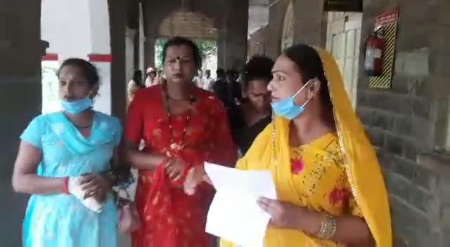 खालवा: किन्नर कलेक्टर कार्यालय पहुंचे बोले नकली किन्नरों पर रासुका लगाओ, अवैध वसूली की मिल रही शिकायत#khandwa #kinnar