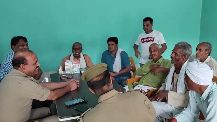 #अलीगढ़ में प्रधानमंत्री आगमन को लेकर किसानों से बात करते हुए प्रशासन@