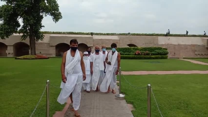 सर्वोदय समाज कटिहार के क्रांतिकारी युवा राजभाषा हिंदी को राष्ट्रभाषा के अधिकार के लिए राजघाट पर  नमन करते हुए। #हिन्दी