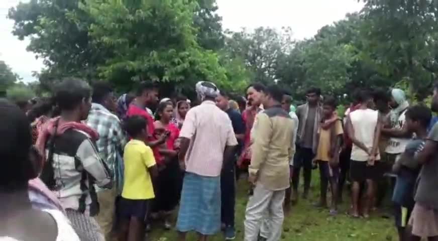 महेशपुर: तसरिया गांव में 17 वर्षीय लड़की की पत्थर से कूचकर की गई हत्या, मामले की छानबीन में जुटी पुलिस #लड़की #हत्या