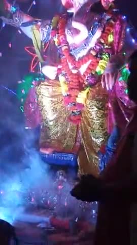 खनियाधाना: खनियाधाना : राजवाडा #मोहल्ला श्री गणेश जी की प्रतिमा लगाई गई है सभी भक्तों ने बड़े धूमधाम से गणेश जी की आरती करते हुए1)