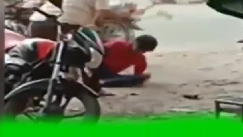 शाजापुर में प्रेम प्रसंग के चलते लड़की के पिता एवं भाई ने युवक की हथौड़े से पिटाई की #pitai #virel  #crimenw  #Shajapur