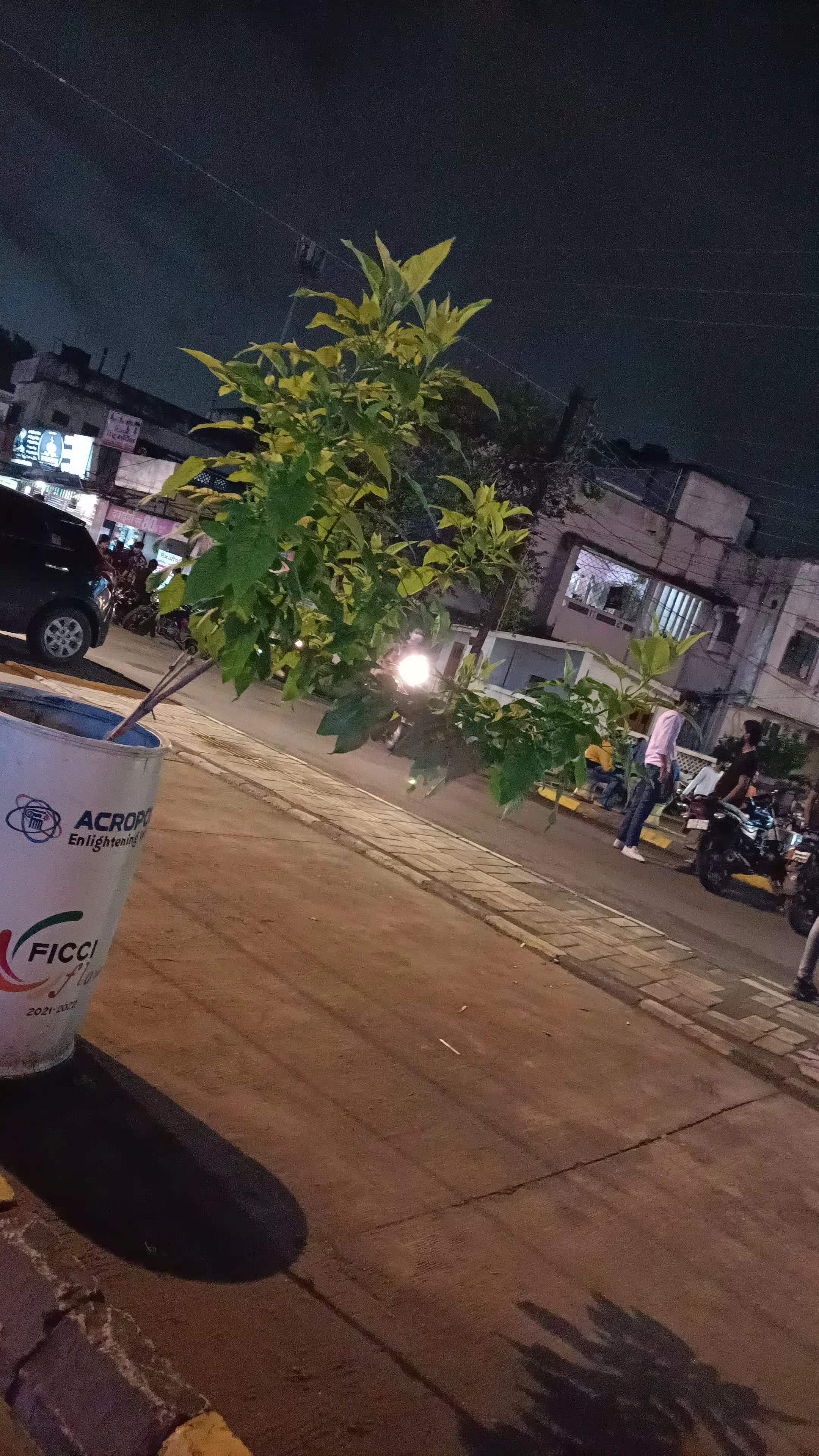 #chai sutta ke samne
 parking na hone ke Karan log kahin per bhi car 🚗 Pak kar dete Hai