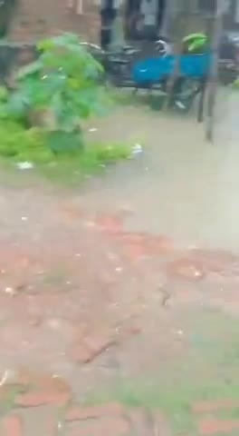 नवाबगंज: लगातार बारिश के कारण जामुरिया नाले में भरा पानी लोगों के घरों में घुसा पानी #दुबे अनुज