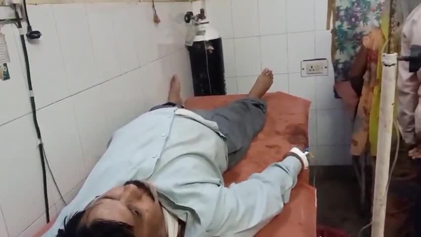 इकौना: सीओ कार्यालय के पास के व्यापारी को सांप ने काटा, परिजनों ने अस्पताल में कराया भर्ती #सर्पदंश